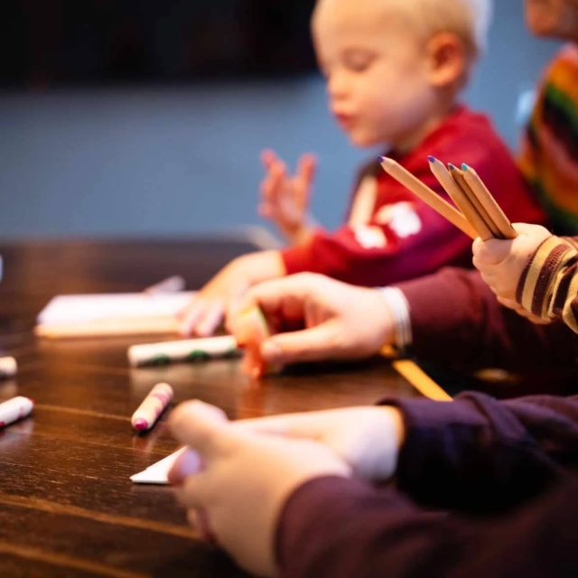 Sammenbragte familier er noget helt for sig selv.
Man kan ikke bare bruge kernefamiliens opskrift – roller og traditioner skal ofte tænkes forfra. Det tager tid at finde sin egen måde at være familie på. Og husk – det er helt okay at søge professionel hjælp undervejs.

#familjeterapi
#minsammenbragtefamilie
#dineogminebørn 
#psykoterapeutgitteholmen 

www.gitteholmen.dk